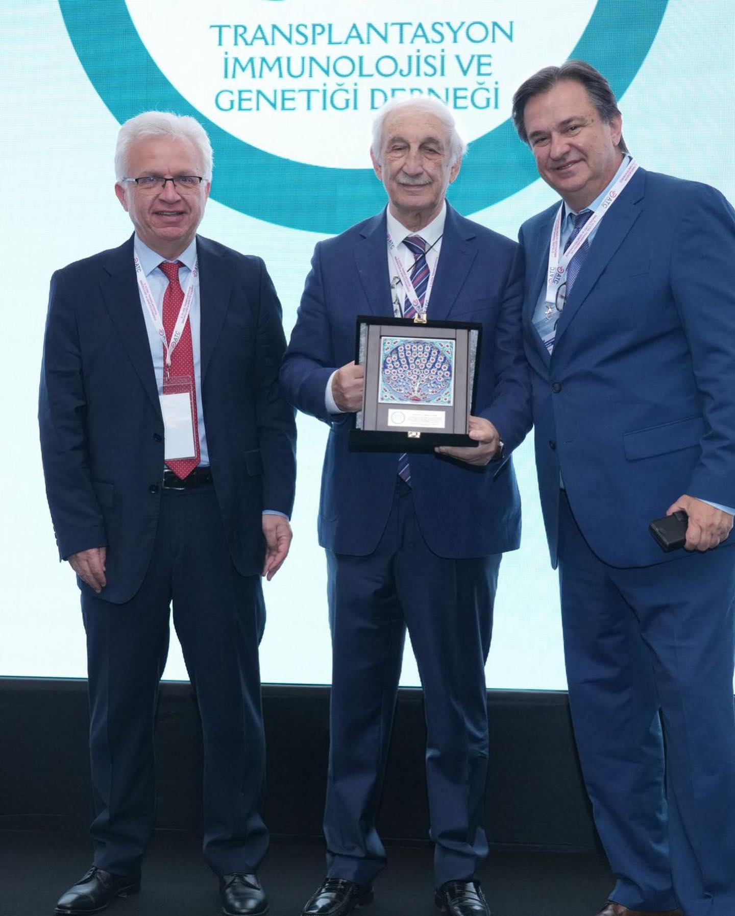 Prof. Dr. Mahmut Çarin’e Üstün Meslek Hizmet Ödülü